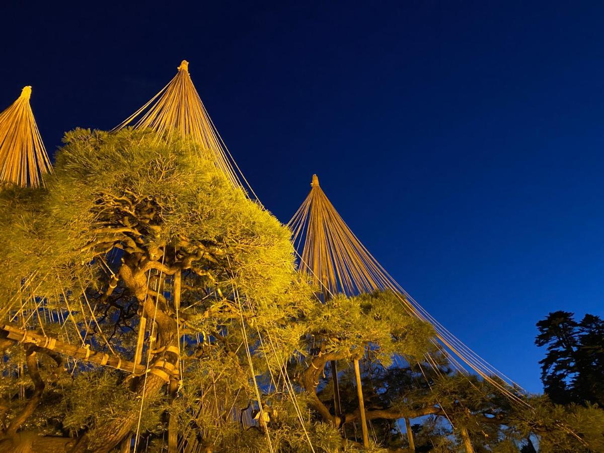 Kanazawa Hakuchoro Hotel Sanraku -Natural Hot Spring- Exterior foto The Palm House at night